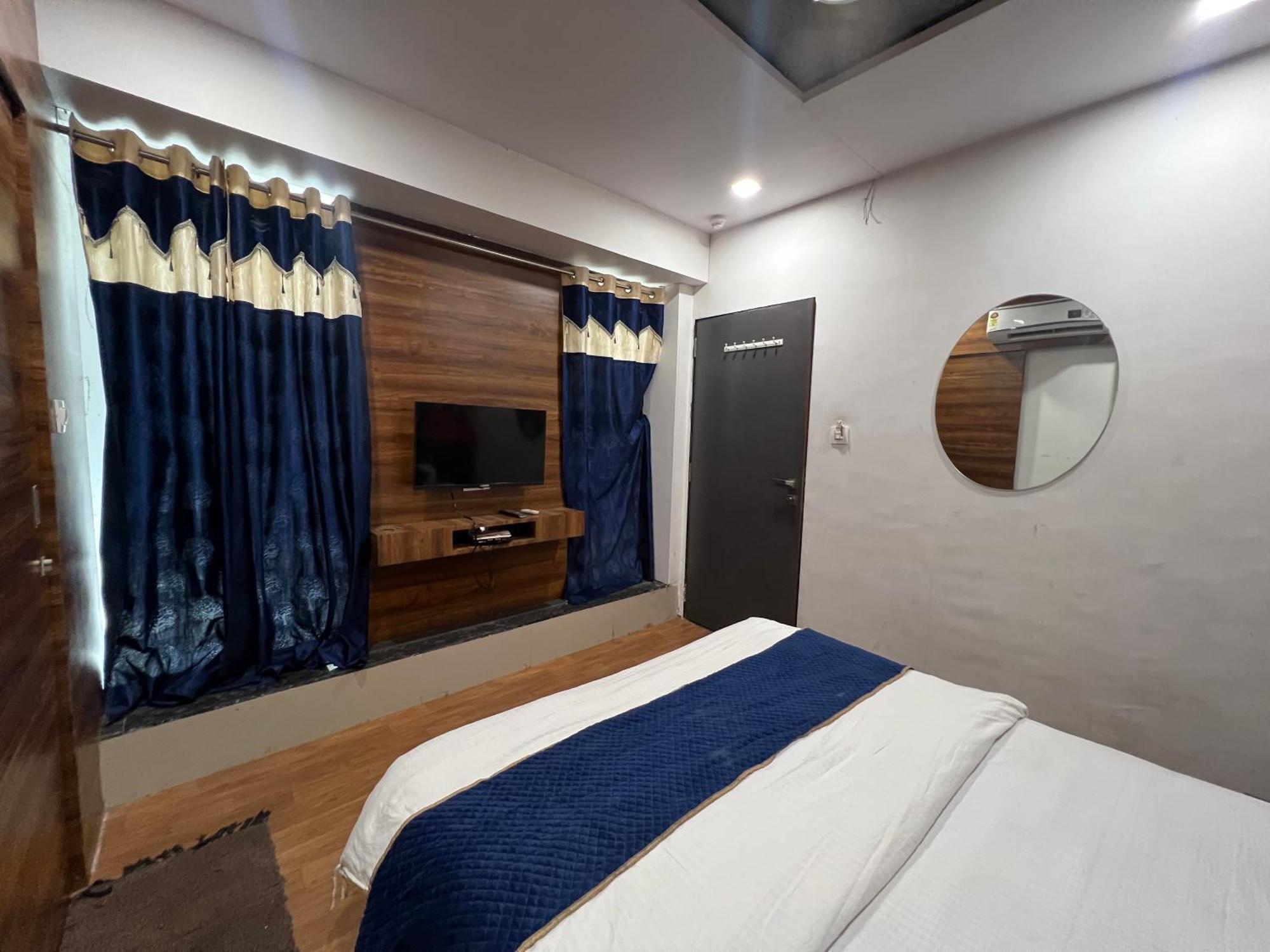 The Valentine Hotel Сурат Экстерьер фото